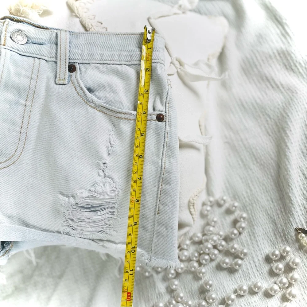 LEVI’S | 26/XS/S | Light Wash High Waist Hotty Hot Cut Off Distressed Raw Shorts